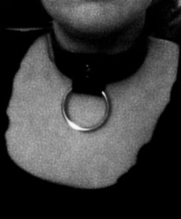 Min hustru med mit halsbånd på. Jeg har lavet et halsbånd til hende, som hun bærer i ægtesengen. 